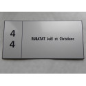 plaque de porte argentée numéro + 1 ligne format 48x100 mm personnalisable.
