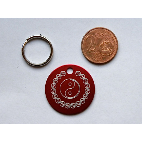 Médaille ronde "ying yang" rouge pour Chien moyen gravure 1 face