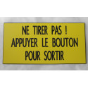 plaque adhésive "NE TIRER PAS! APPUYER LE BOUTON POUR SORTIR" jaune