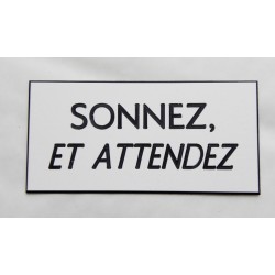 plaque adhésive "SONNEZ ET ATTENDEZ" blanche