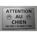 plaque "ATTENTION AU CHIEN VOUS ENTREZ A VOS RISQUES ET PERILS" argentée