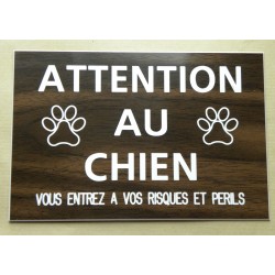 plaque "ATTENTION AU CHIEN VOUS ENTREZ A VOS RISQUES ET PERILS" couleur noyer 2