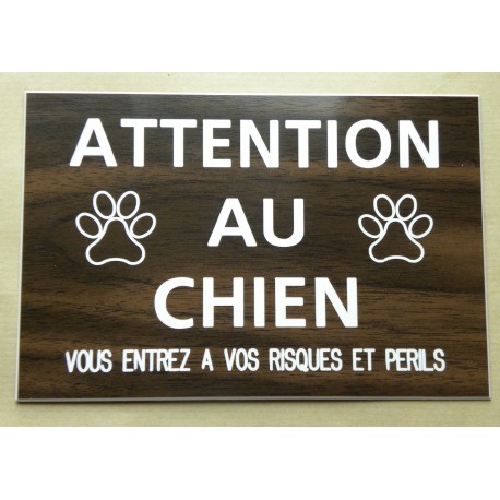plaque "ATTENTION AU CHIEN VOUS ENTREZ A VOS RISQUES ET PERILS" couleur noyer