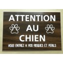 plaque "ATTENTION AU CHIEN VOUS ENTREZ A VOS RISQUES ET PERILS" couleur noyer
