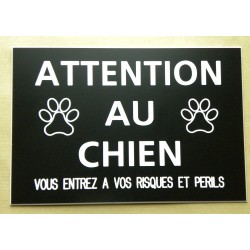 plaque "ATTENTION AU CHIEN VOUS ENTREZ A VOS RISQUES ET PERILS" noir