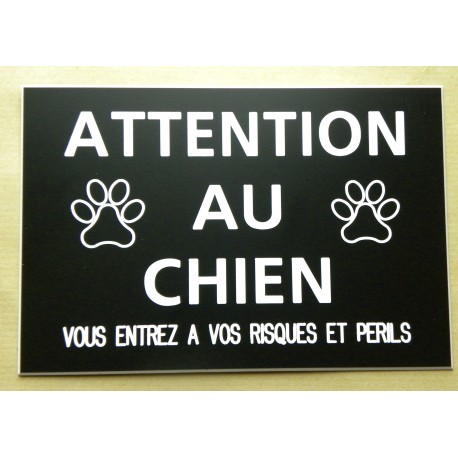 plaque "ATTENTION AU CHIEN VOUS ENTREZ A VOS RISQUES ET PERILS" noir
