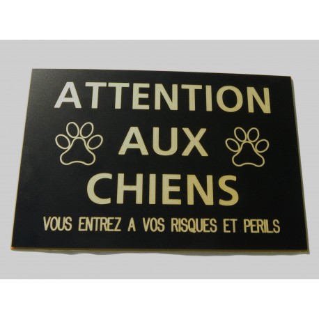 plaque "ATTENTION AUX CHIENS VOUS ENTREZ A VOS RISQUES ET PERILS" noir et or