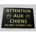 plaque "ATTENTION AUX CHIENS VOUS ENTREZ A VOS RISQUES ET PERILS" noir et or