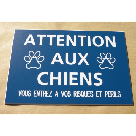 plaque "ATTENTION AUX CHIENS VOUS ENTREZ A VOS RISQUES ET PERILS" bleu