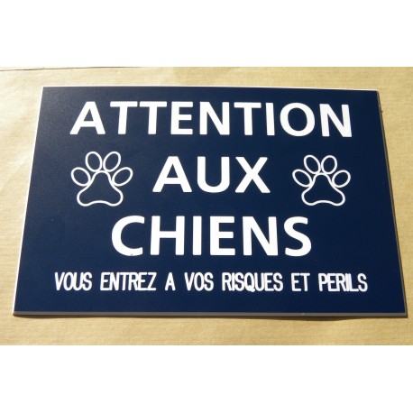 plaque "ATTENTION AUX CHIENS VOUS ENTREZ A VOS RISQUES ET PERILS" bleu marine