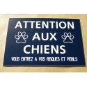 plaque "ATTENTION AUX CHIENS VOUS ENTREZ A VOS RISQUES ET PERILS" bleu marine