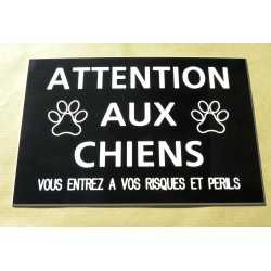 plaque "ATTENTION AUX CHIENS VOUS ENTREZ A VOS RISQUES ET PERILS" noir