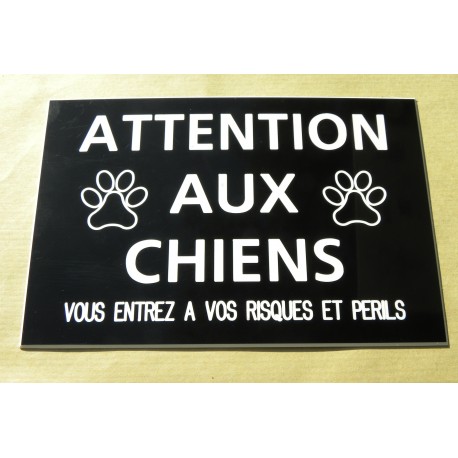 plaque "ATTENTION AUX CHIENS VOUS ENTREZ A VOS RISQUES ET PERILS" noir