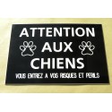 plaque "ATTENTION AUX CHIENS VOUS ENTREZ A VOS RISQUES ET PERILS" noir