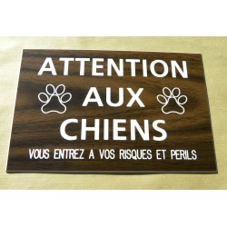 plaque "ATTENTION AUX CHIENS VOUS ENTREZ A VOS RISQUES ET PERILS" couleur bois 2