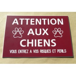 plaque "ATTENTION AUX CHIENS VOUS ENTREZ A VOS RISQUES ET PERILS" bordeau