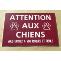 plaque "ATTENTION AUX CHIENS VOUS ENTREZ A VOS RISQUES ET PERILS" bordeau