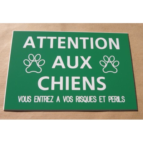 plaque "ATTENTION AUX CHIENS VOUS ENTREZ A VOS RISQUES ET PERILS" verte
