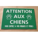 plaque "ATTENTION AUX CHIENS VOUS ENTREZ A VOS RISQUES ET PERILS" verte