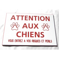 plaque "ATTENTION AUX CHIENS VOUS ENTREZ A VOS RISQUES ET PERILS" blanche et rouge