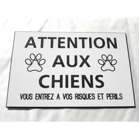 plaque "ATTENTION AUX CHIENS VOUS ENTREZ A VOS RISQUES ET PERILS" blanche