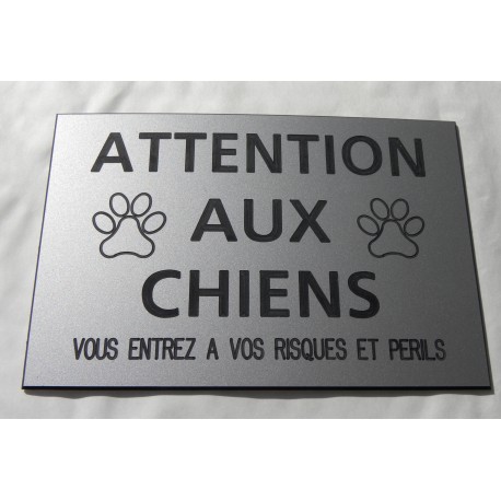 plaque "ATTENTION AUX CHIENS VOUS ENTREZ A VOS RISQUES ET PERILS" argentée