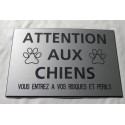 plaque "ATTENTION AUX CHIENS VOUS ENTREZ A VOS RISQUES ET PERILS" argentée