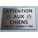 plaque "ATTENTION AUX CHIENS VOUS ENTREZ A VOS RISQUES ET PERILS" couleur cuivre