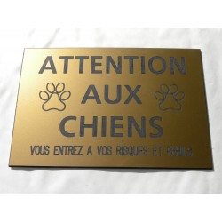 plaque "ATTENTION AUX CHIENS VOUS ENTREZ A VOS RISQUES ET PERILS" dorée