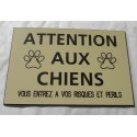 plaque "ATTENTION AUX CHIENS VOUS ENTREZ A VOS RISQUES ET PERILS" ivoire