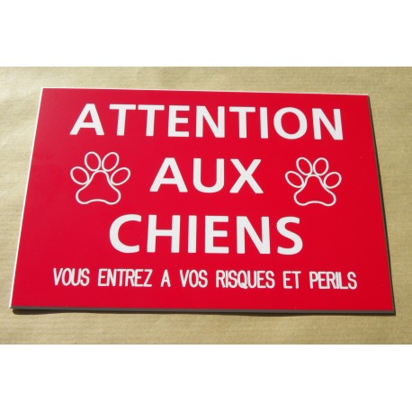 plaque "ATTENTION AUX CHIENS VOUS ENTREZ A VOS RISQUES ET PERILS" rouge