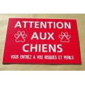 plaque "ATTENTION AUX CHIENS VOUS ENTREZ A VOS RISQUES ET PERILS" rouge