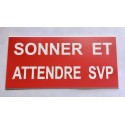 Plaque adhésive rouge SONNER ET ATTENDRE SVP