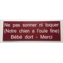 plaque adhésive "Ne pas sonner ni toquer (Notre chien a l’ouïe fine) Bébé dort"
