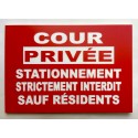 Plaque COUR PRIVÉE STATIONNEMENT STRICTEMENT INTERDIT SAUF RÉSIDENTS rouge