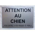 Plaque ATTENTION AU CHIEN VOUS ENTREZ A VOS RISQUES ET PERILS argenté 150 X 200 MM