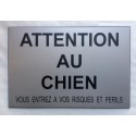 Plaque ATTENTION AU CHIEN VOUS ENTREZ A VOS RISQUES ET PERILS argenté 150 X 200 MM