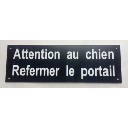 plaque noire "Attention au chien Refermer le portail"  format 100 x 300 mm
