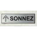 Plaque adhésive SONNEZ + fleche Format 29x100 mm argentée