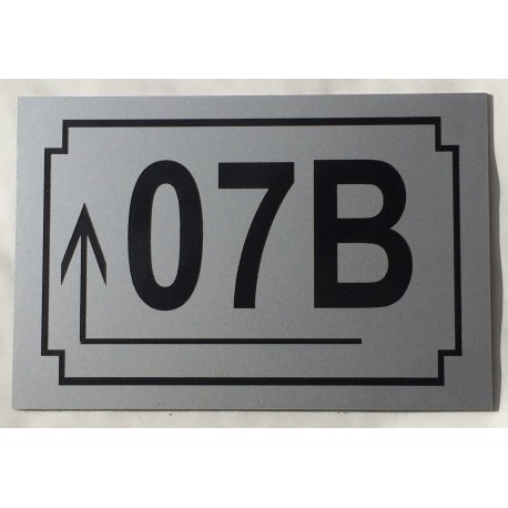 NUMERO DE RUE (4 chiffres) + FLECHE au fond à gauche argenté personnalisée