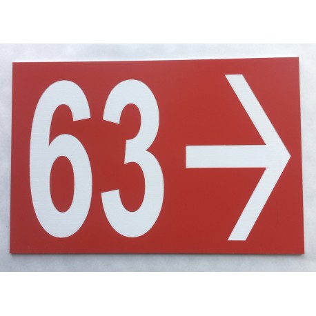 Numéro de maison rouge + flèche à droite