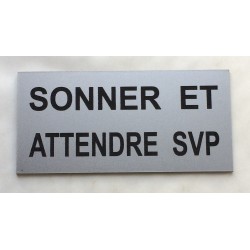 plaque adhésive "SONNER ET ATTENDRE" argentée