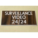 plaque adhésive "SURVEILLANCE VIDEO 24/24" couleur bois