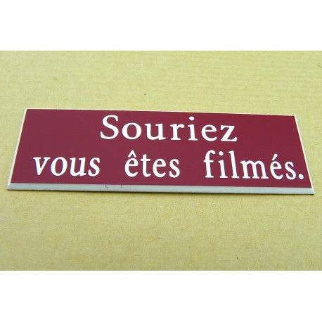 plaque adhésive "souriez vous êtes filmés" bordeau