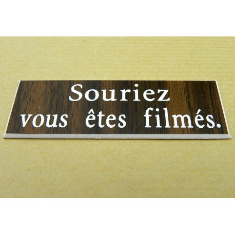 plaque adhésive "souriez vous êtes filmés" noyer