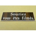 plaque adhésive "souriez vous êtes filmés" noyer
