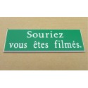 plaque adhésive "souriez vous êtes filmés" verte