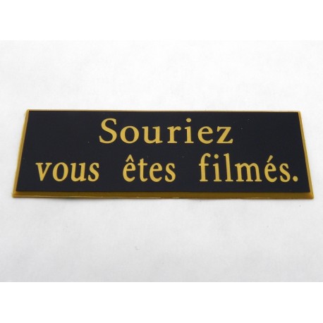 plaque adhésive "souriez vous êtes filmés" noire et or