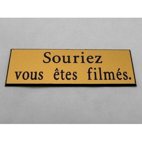 plaque adhésive "souriez vous êtes filmés" dorée