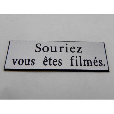 plaque adhésive "souriez vous êtes filmés" argentée